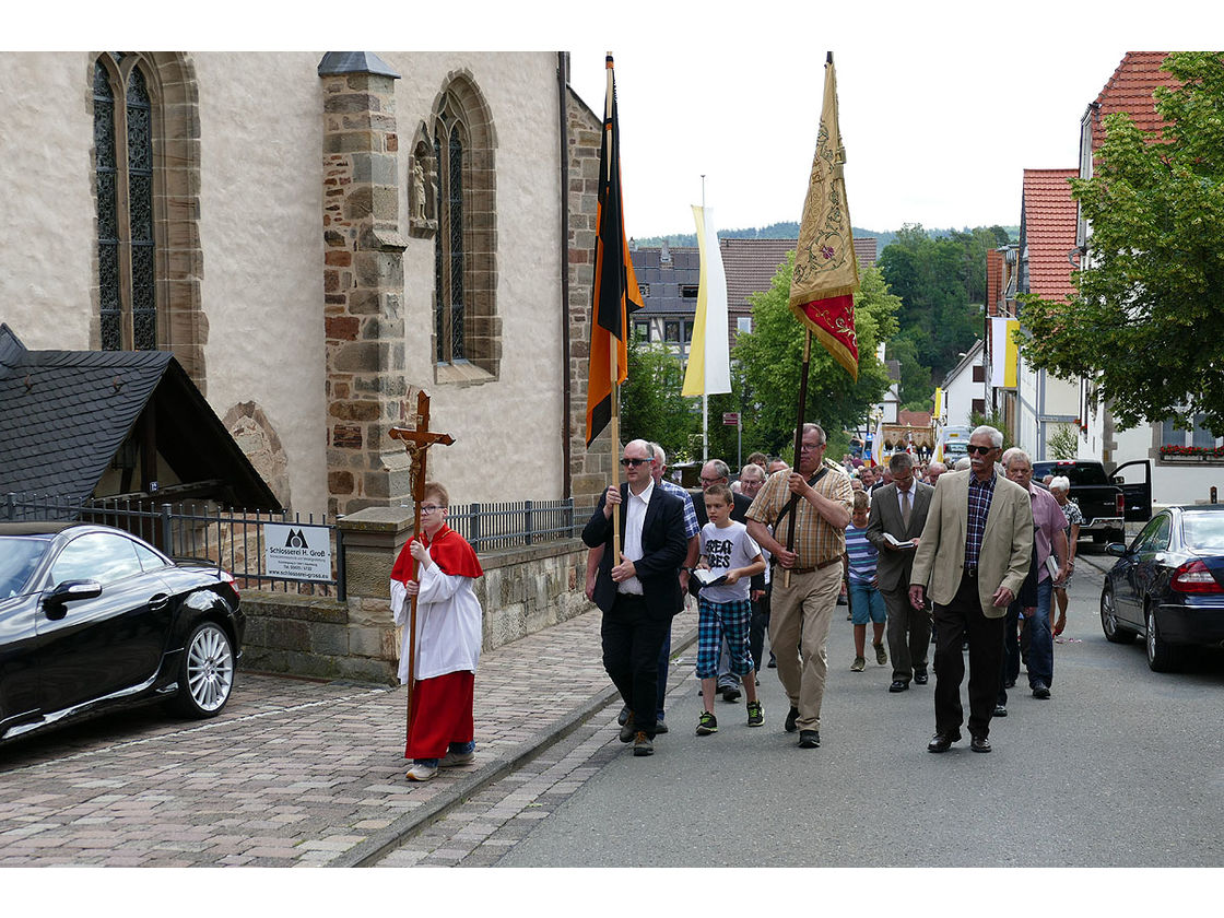 Fronleichnamsprozession durch die Straßen von Naumburg (Foto: Karl-Franz Thiede)